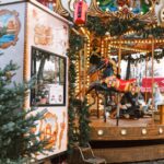 Nostalgie-Kinderkarussell „Le Petit Cheval“ mit bunten Pferden und Lichterketten am Altenberger Dom Weihnachtsmarkt 2025