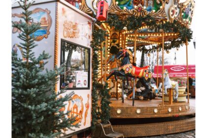Nostalgie-Kinderkarussell „Le Petit Cheval“ mit bunten Pferden und Lichterketten am Altenberger Dom Weihnachtsmarkt 2025