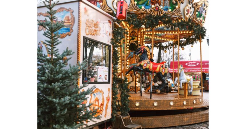 Nostalgie-Kinderkarussell „Le Petit Cheval“ mit bunten Pferden und Lichterketten am Altenberger Dom Weihnachtsmarkt 2025