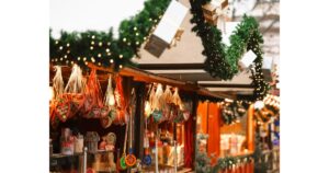 Festlich dekorierter Stand mit Lebkuchenherzen, Lichterketten und Geschenkboxen am Altenberger Dom Weihnachtsmarkt 2025