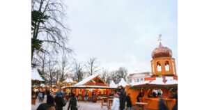 Festlich dekorierter Marktstand mit Lebkuchenherzen, Zuckerstangen und Lichterketten am Altenberger Dom Weihnachtsmarkt 2025