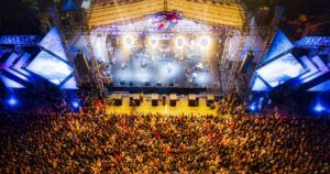 Gigantische ALSEACE-Bühne mit LED-Screens vor tausenden Besuchern bei einem Electro-Festival 2025