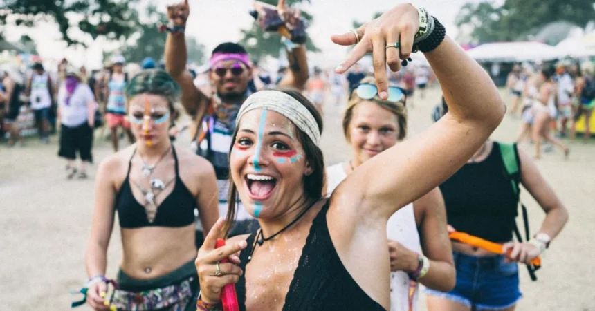 Fröhliche Raverinnen bei Techno-Festival 2025: buntes Facepaint, Festival-Bändchen und Peace-Zeichen – Sommer-Vibes, Gemeinschaftsgefühl und pure Lebensfreude im Freien.